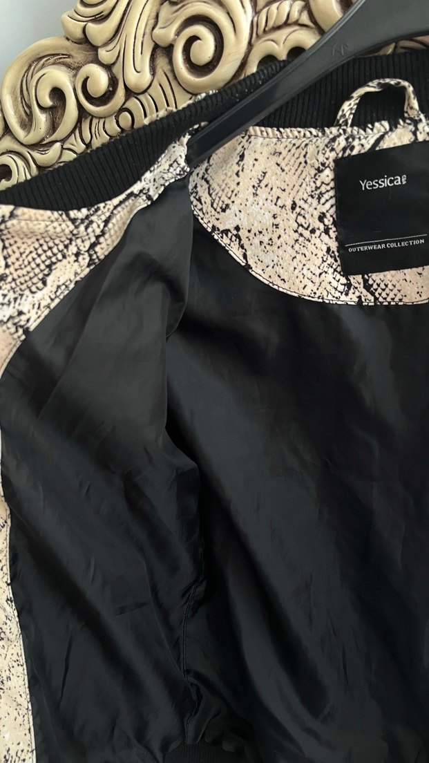 Yılan Desenli Kadın Kaban - Görsel 5