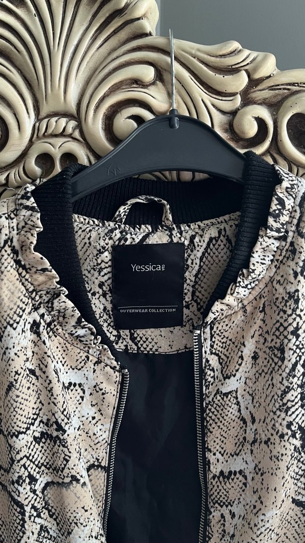 Yılan Desenli Kadın Kaban - Görsel 3