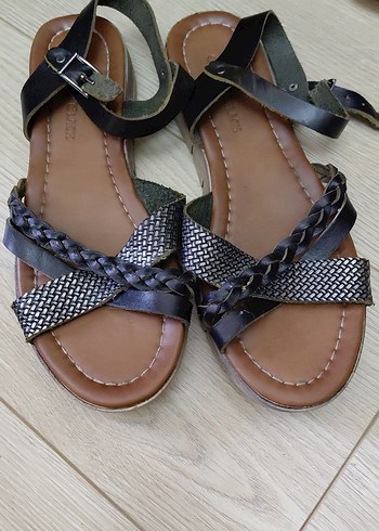 Nine West Deri Toka Detaylı Yılan Desenli Dolgu Topuklu Sandalet