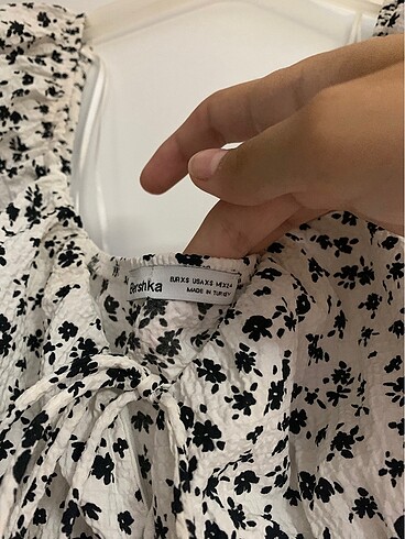 xs Beden beyaz Renk bershka çiçekli elbise