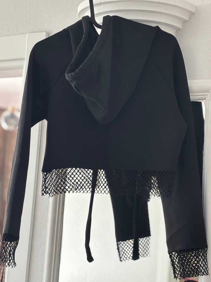 Dantel Detaylı Siyah Kapüşonlu Mini Sweatshirt - Görsel 4