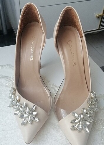 39 Beden 11 cm taşlı krem topuklu