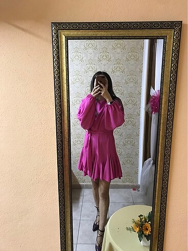 Pembe pileli elbise