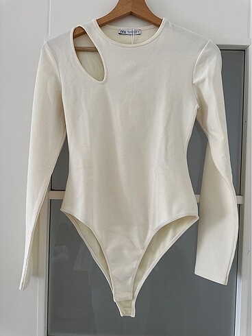 Cut out detaylı body