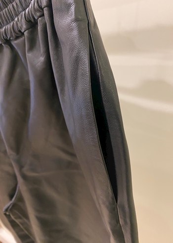 Kadın Siyah Deri Mini Şort - Görsel 4