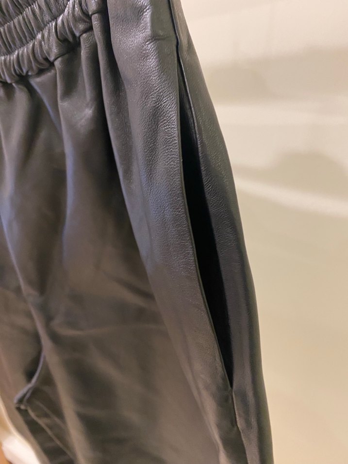 Kadın Siyah Deri Mini Şort - Görsel 4