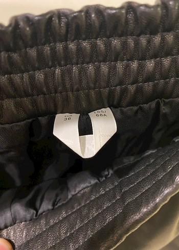 Kadın Siyah Deri Pilili Mini Şort - Görsel 7