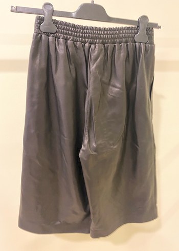 Kadın Siyah Deri Pilili Mini Şort - Görsel 5