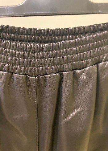 Kadın Siyah Deri Pilili Mini Şort - Görsel 4