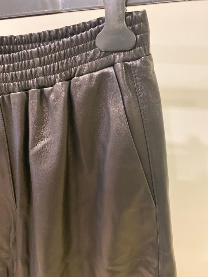 Kadın Siyah Deri Pilili Mini Şort - Görsel 3