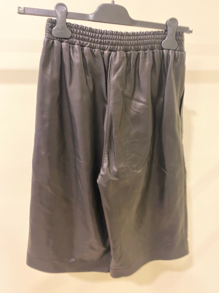 Kadın Siyah Deri Pilili Mini Şort - Görsel 5