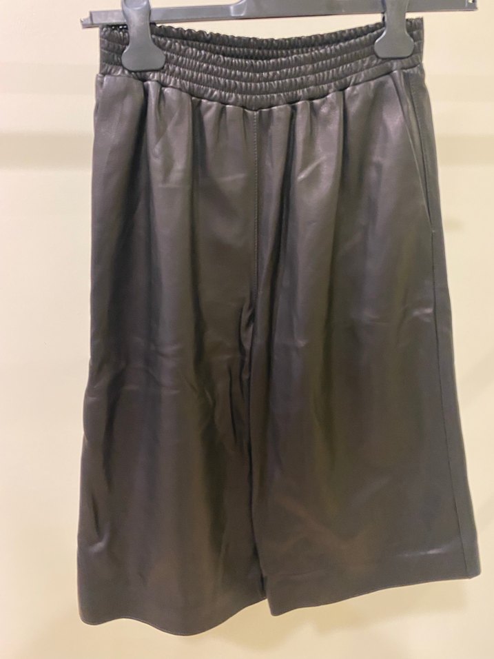 Kadın Siyah Deri Pilili Mini Şort - Görsel 2