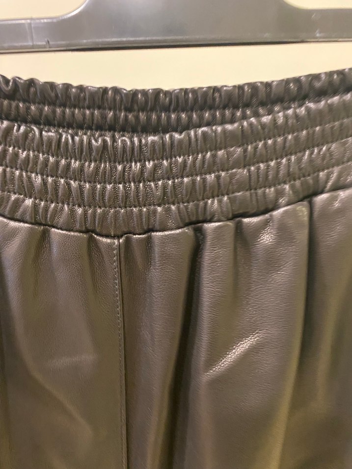 Kadın Siyah Deri Pilili Mini Şort - Görsel 4