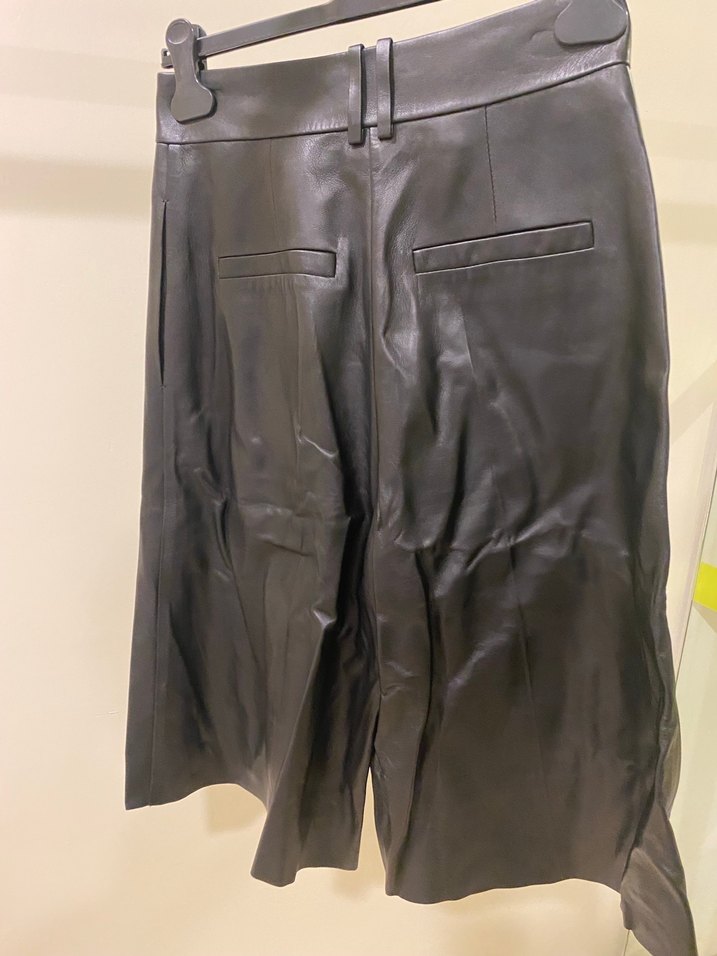 Siyah Deri Kemerli Mini Şort - Görsel 2