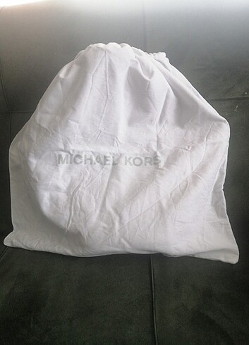  Beden pembe Renk Orjinal Michael kors(gerçek fiyatı etiketinde yazıyor). Fotoğraf