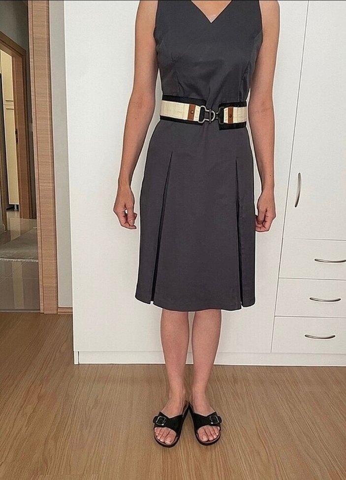 V Yaka Kemerli Gri Midi Elbise - Görsel 2