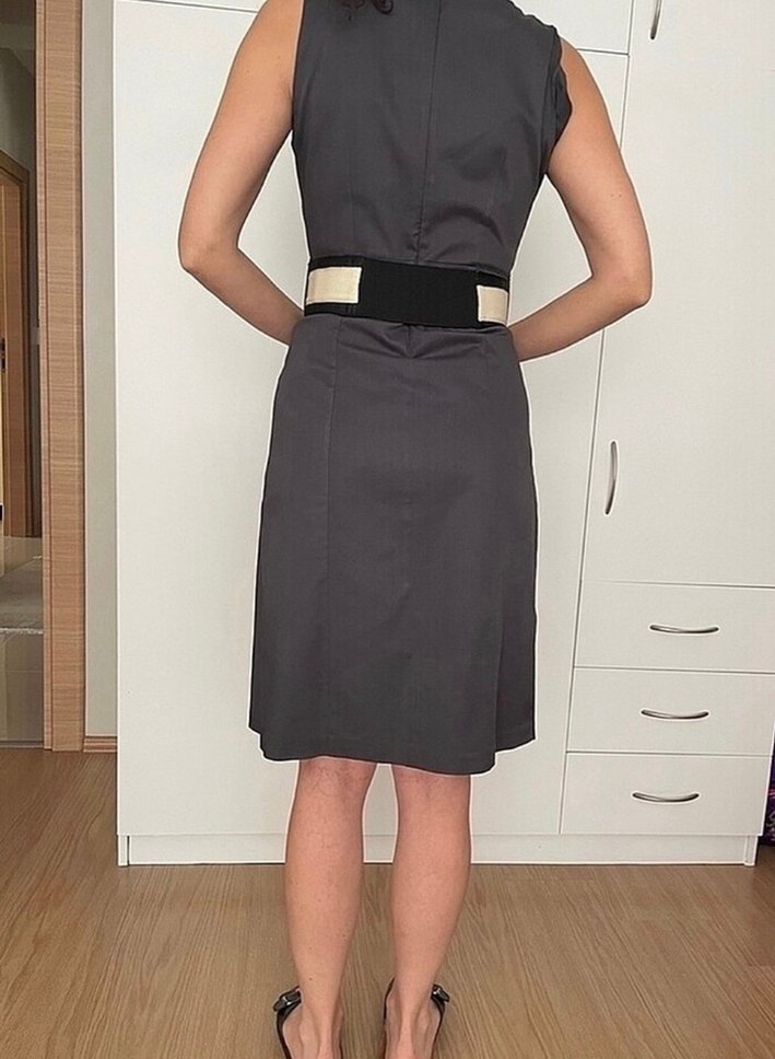 V Yaka Kemerli Gri Midi Elbise - Görsel 3