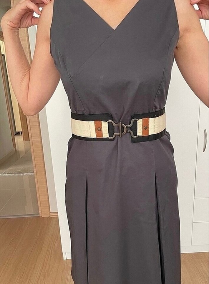 V Yaka Kemerli Gri Midi Elbise - Görsel 4