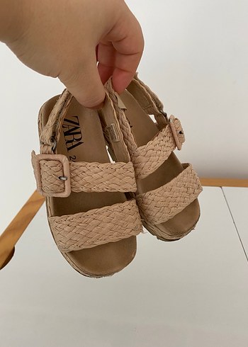 Bej Örgü Tokalı Kız Sandalet