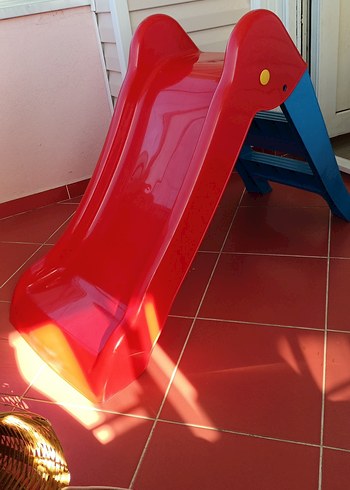 Diğer Çocuklar için kırmızı kaydırak
