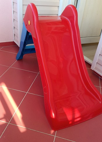 Çocuklar için kırmızı kaydırak