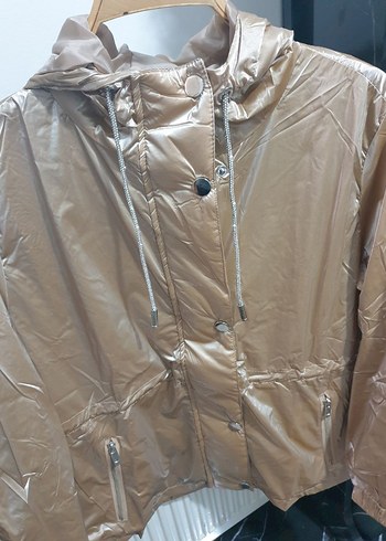 Bej Kadın Kısa Yağmurluk Kapüşonlu - Görsel 3