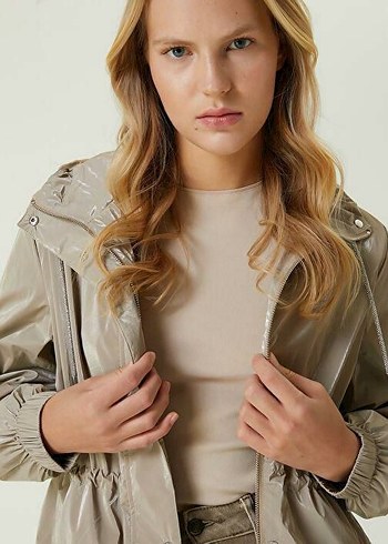 Bej Kadın Kısa Yağmurluk Kapüşonlu - Görsel 2