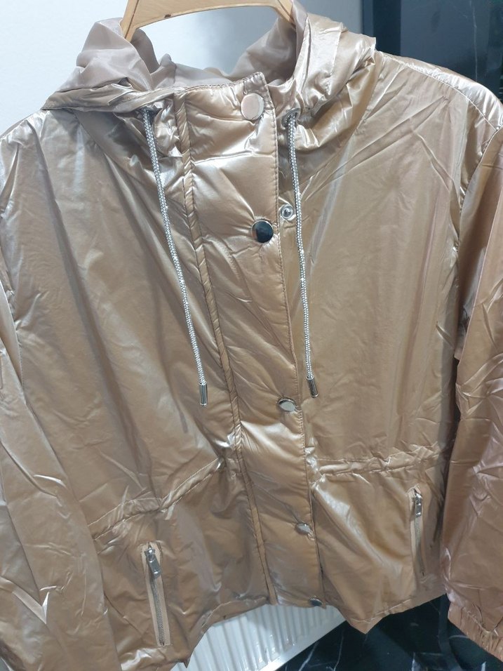 Bej Kadın Kısa Yağmurluk Kapüşonlu - Görsel 3