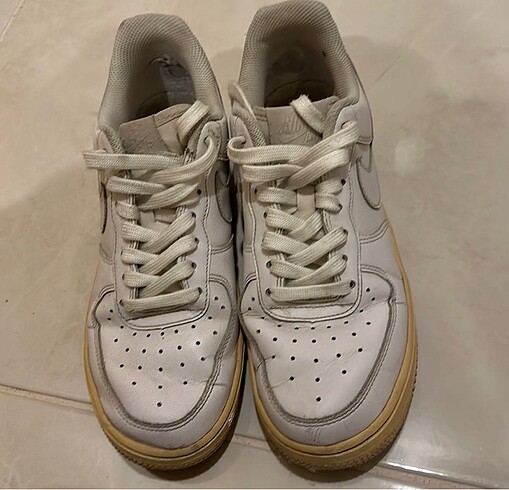 Orjinal nike. Tabanları sarardı malesef ve eski