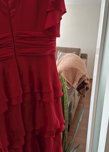 Kırmızı uzun  V Yakalı Fırfırlı Abiye Elbise - Görsel 3