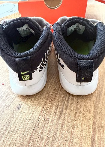 24 Beden Nike marka beyaz çocuk ayakkabısı