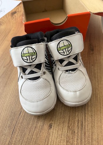 Nike marka beyaz çocuk ayakkabısı