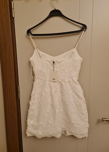 Çiçek Detaylı Beyaz Mini Elbise - Görsel 2