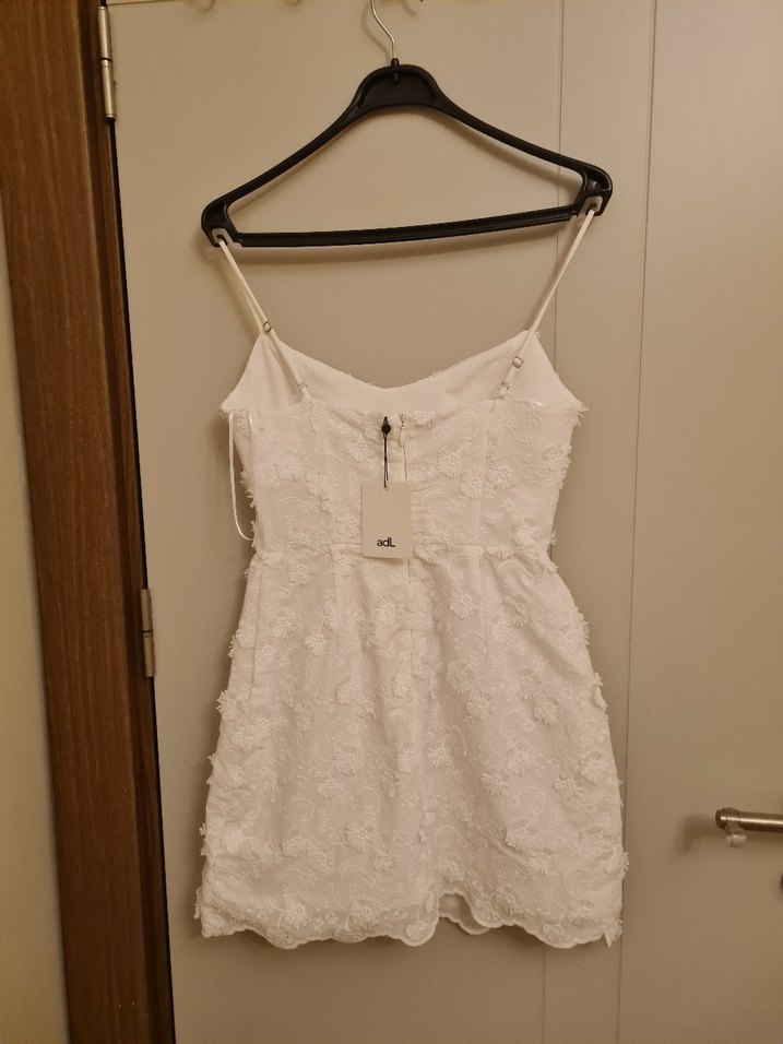 Çiçek Detaylı Beyaz Mini Elbise - Görsel 2