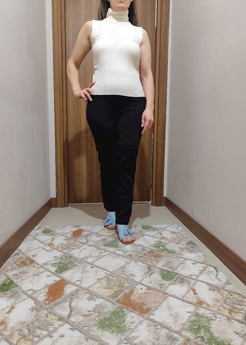 Beyaz boğazlı Kolsuz triko kazak - Görsel 2