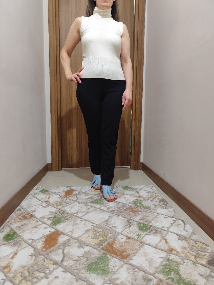 Beyaz boğazlı Kolsuz triko kazak - Görsel 2