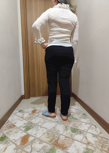 Düğmeli Beyaz V Yaka şık orjinal Bluz - Görsel 3