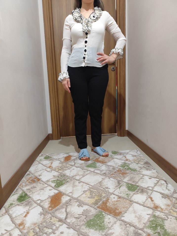 Düğmeli Beyaz V Yaka şık orjinal Bluz - Görsel 2