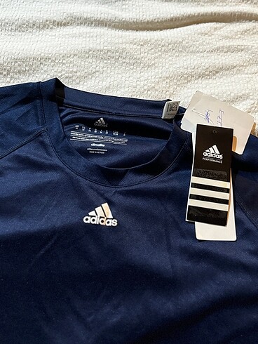 Adidas performans tişörtü
