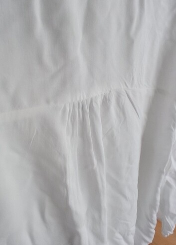 Beyaz kumaş gömlek kolları ve eteği lastikli
