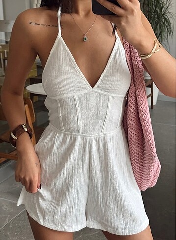 Boyundan bağlamalı mini beyaz tulum