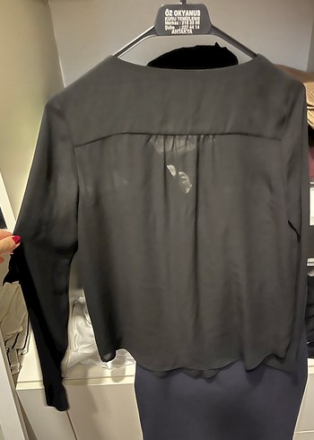 Siyah V Yaka Fırfırlı Kadın Gömlek - Görsel 3