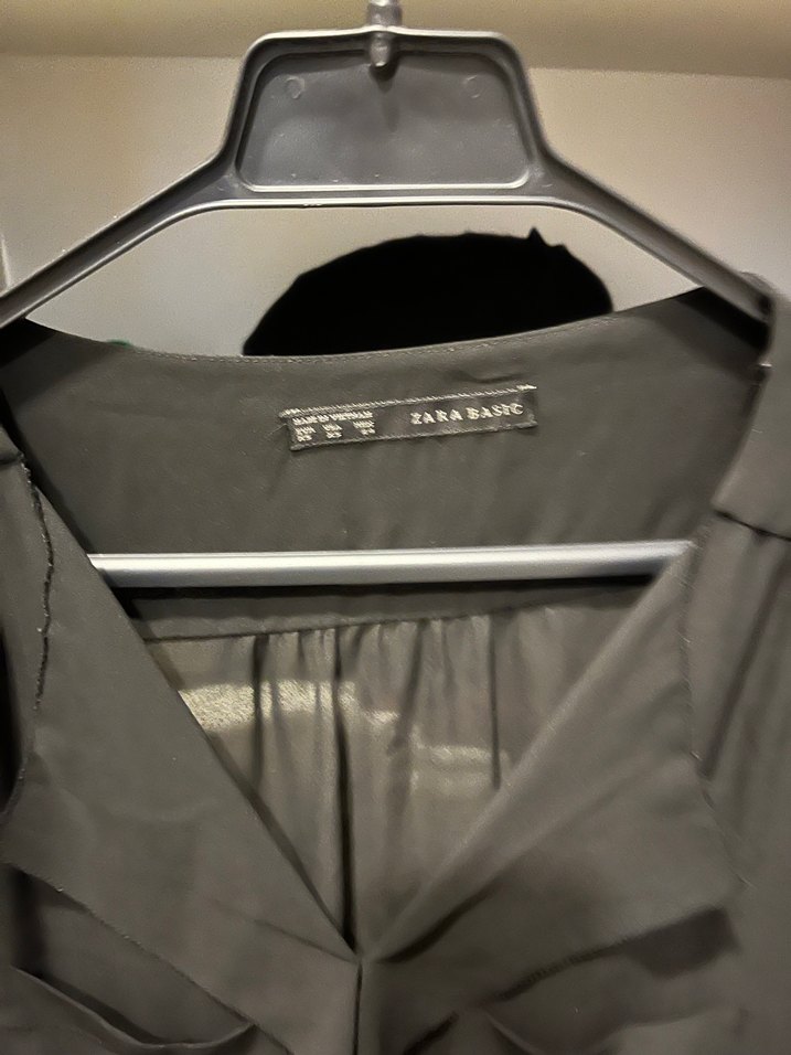 Siyah V Yaka Fırfırlı Kadın Gömlek - Görsel 2