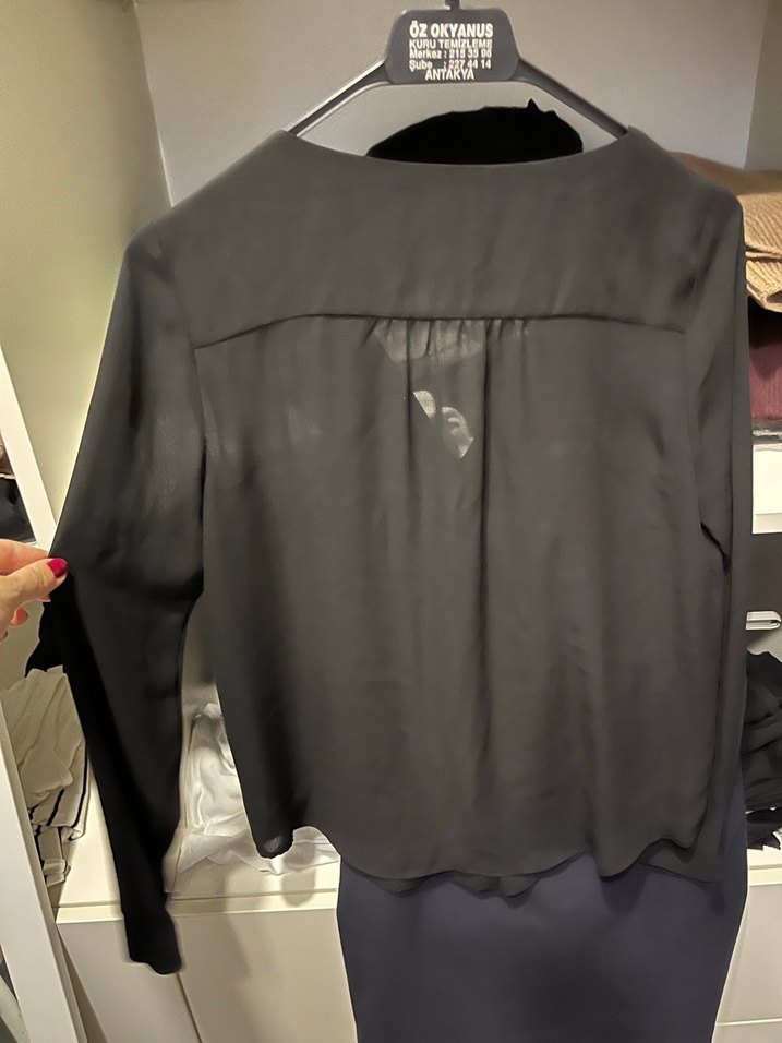 Siyah V Yaka Fırfırlı Kadın Gömlek - Görsel 3