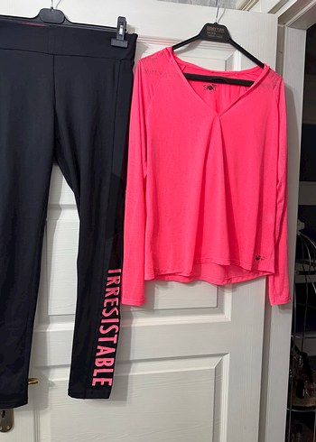 Pembe V Yaka Uzun Kollu Bluz ve Siyah Yazılı Tayt - Görsel 2