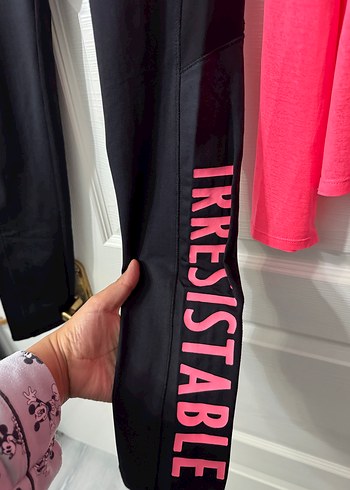 Pembe V Yaka Uzun Kollu Bluz ve Siyah Yazılı Tayt - Görsel 6