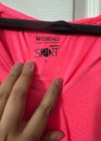 Pembe V Yaka Uzun Kollu Bluz ve Siyah Yazılı Tayt - Görsel 3