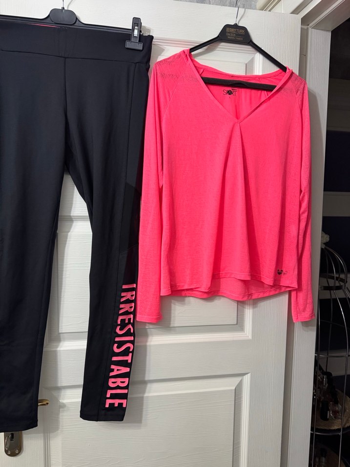 Pembe V Yaka Uzun Kollu Bluz ve Siyah Yazılı Tayt - Görsel 2