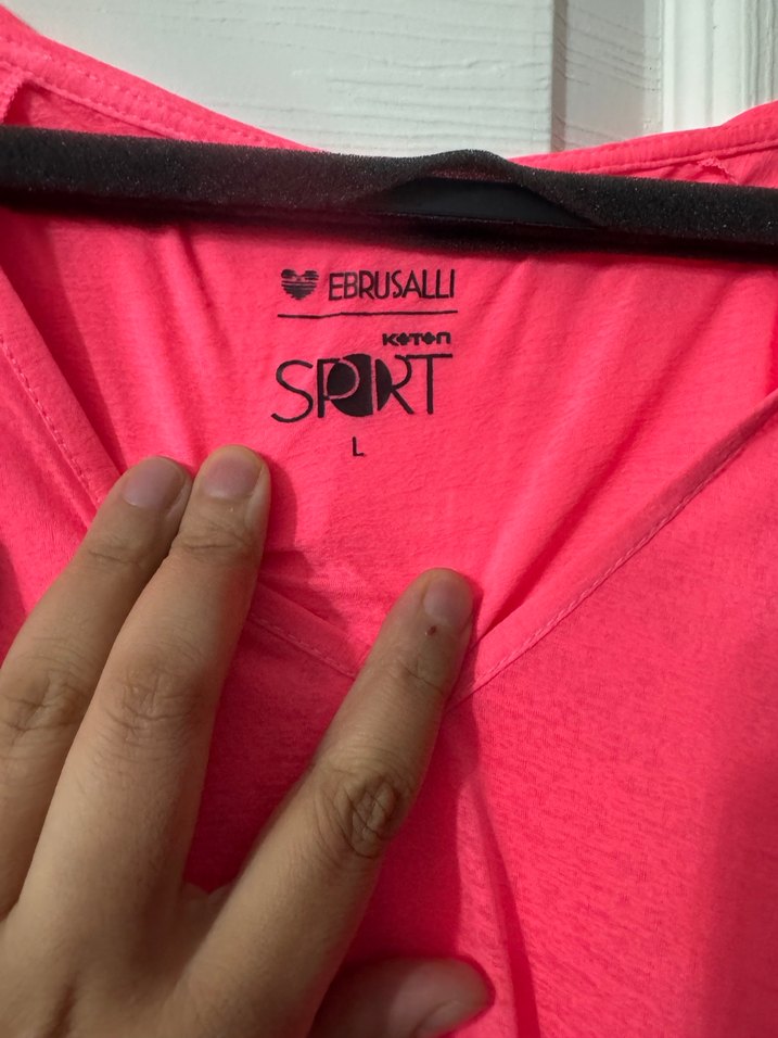 Pembe V Yaka Uzun Kollu Bluz ve Siyah Yazılı Tayt - Görsel 3