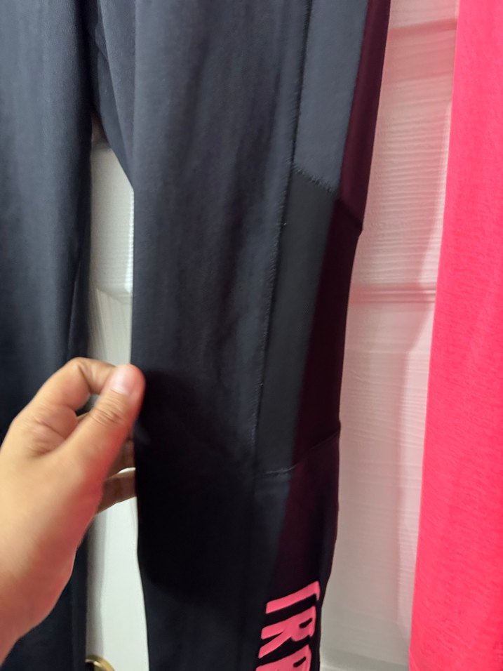 Pembe V Yaka Uzun Kollu Bluz ve Siyah Yazılı Tayt - Görsel 5